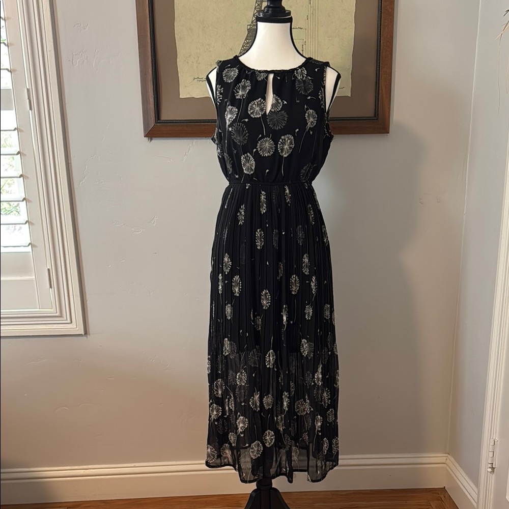 Elegant Black and White Sleeveless Dress
